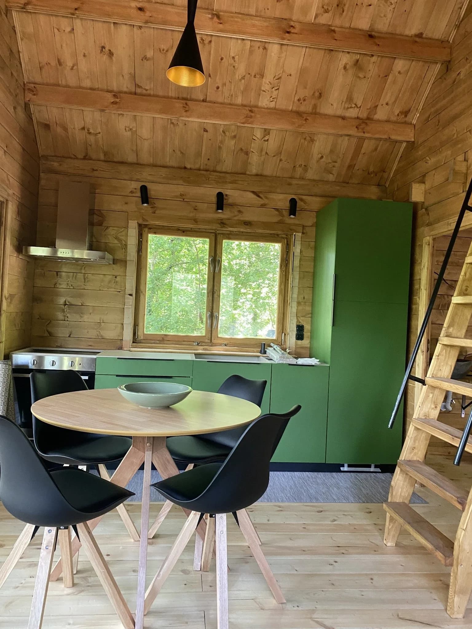 Cozinha e mesa de jantar da Cabana das Aveleiras