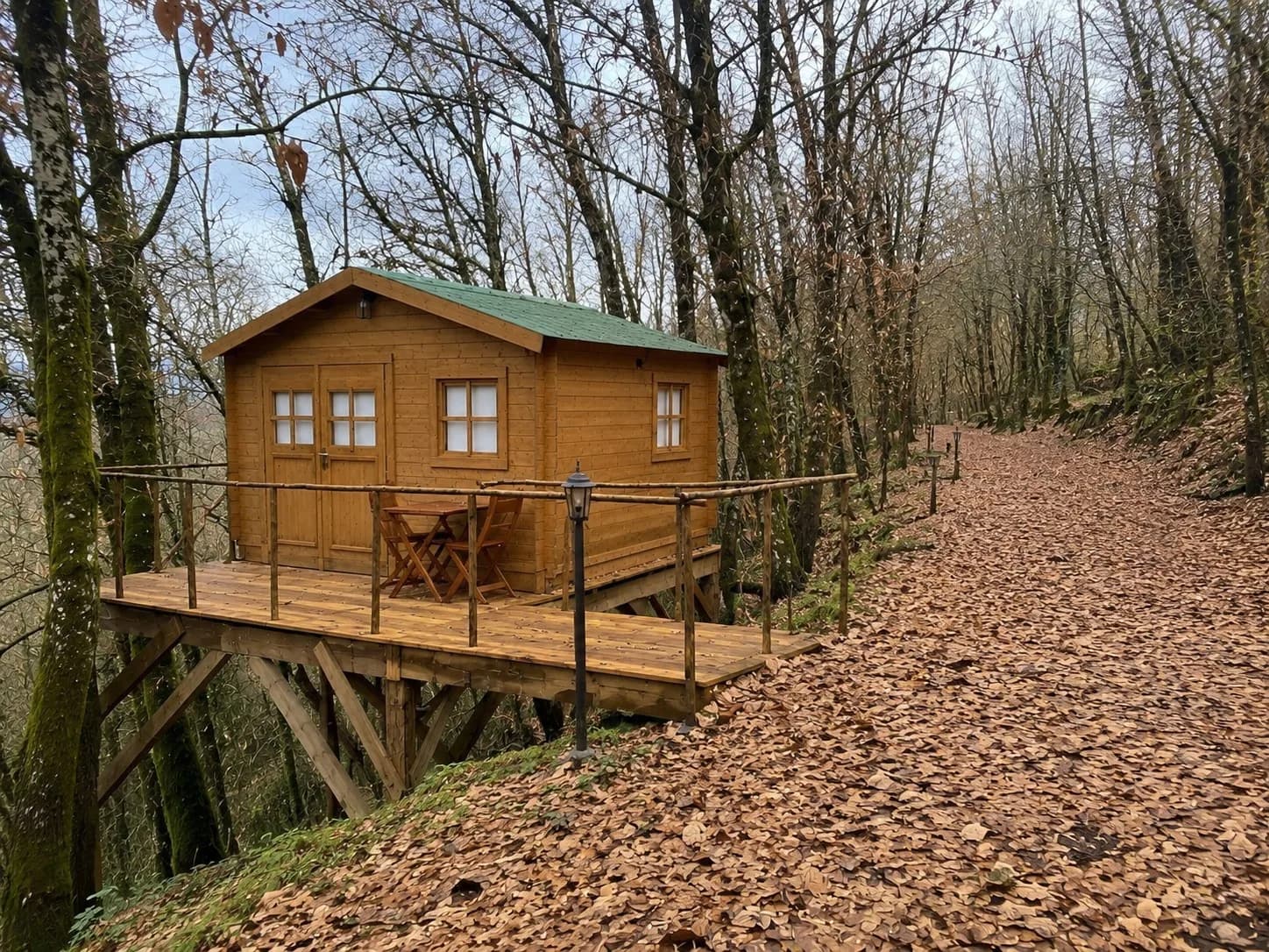 Cabana dos Castanheiros, elevada entre as árvores, no outono