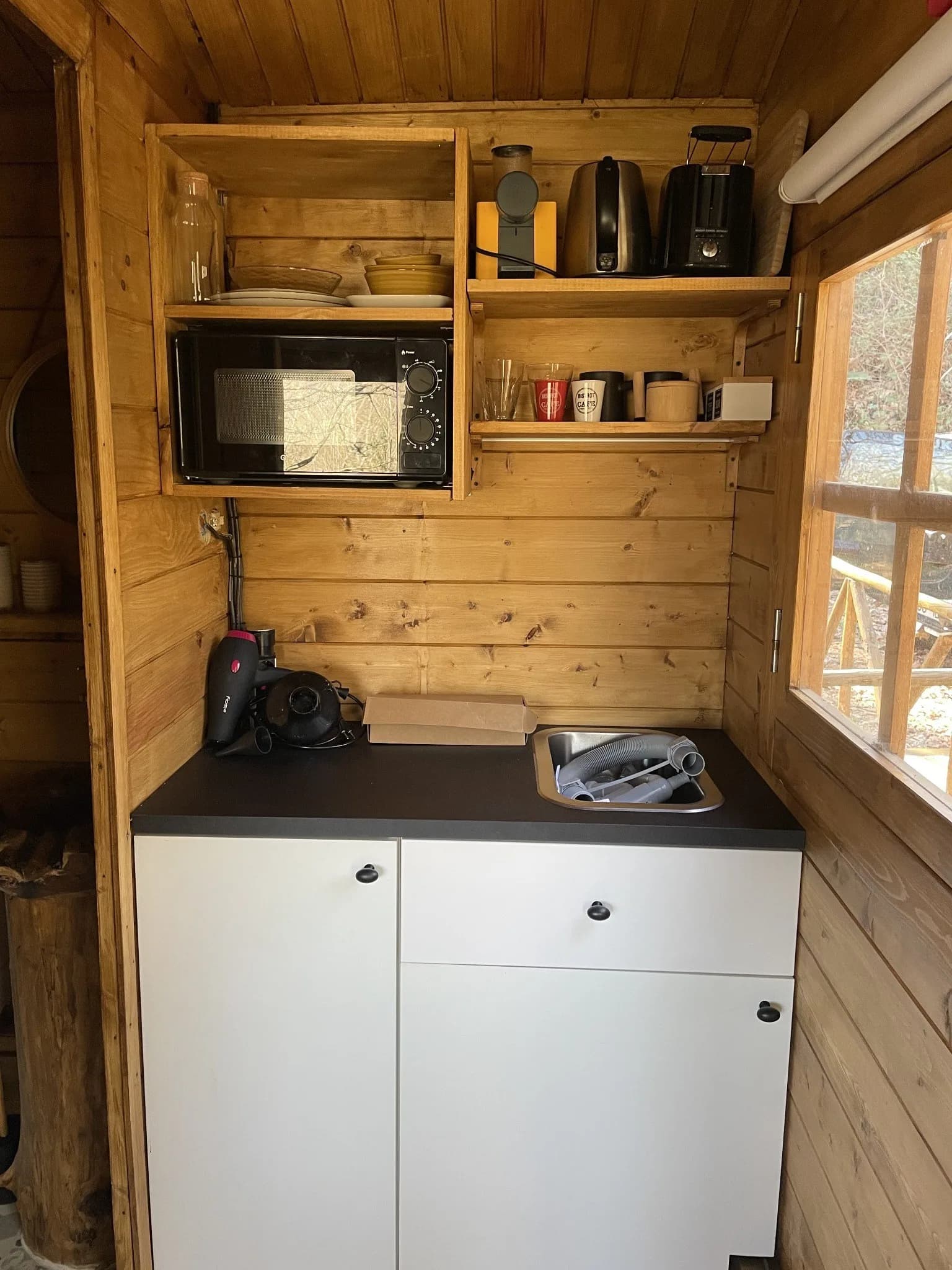 Kitchenette com micro-ondas, torradeira e lava-loiça