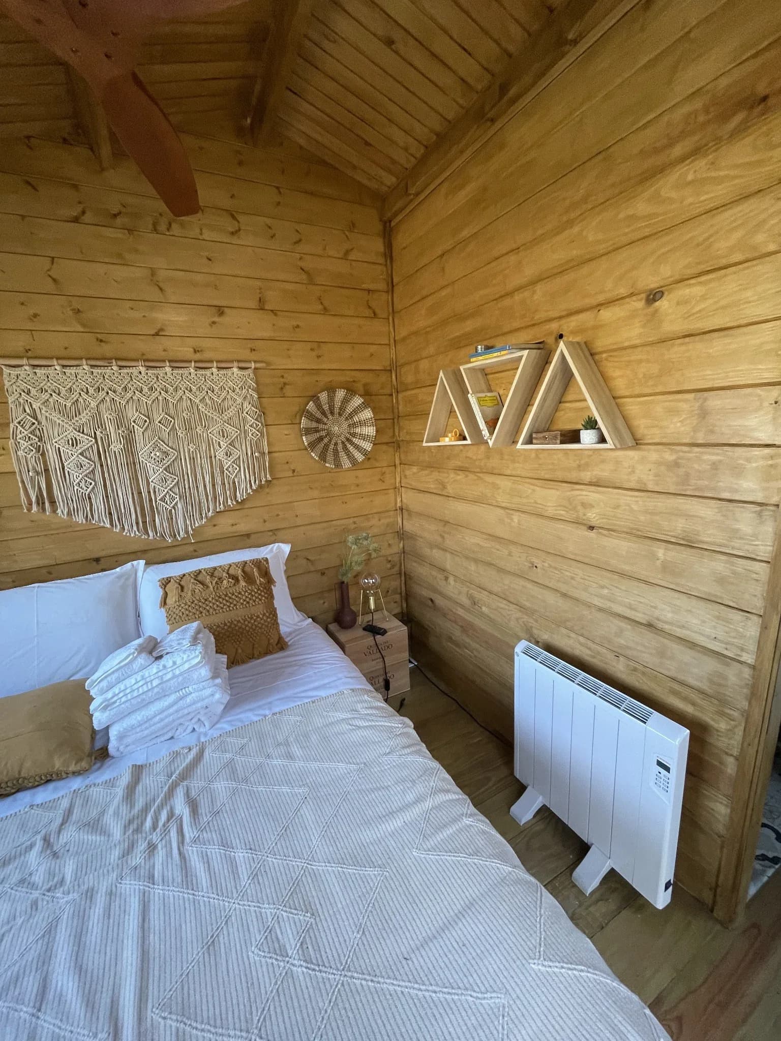 Cama de casal com toalhas e aquecedor