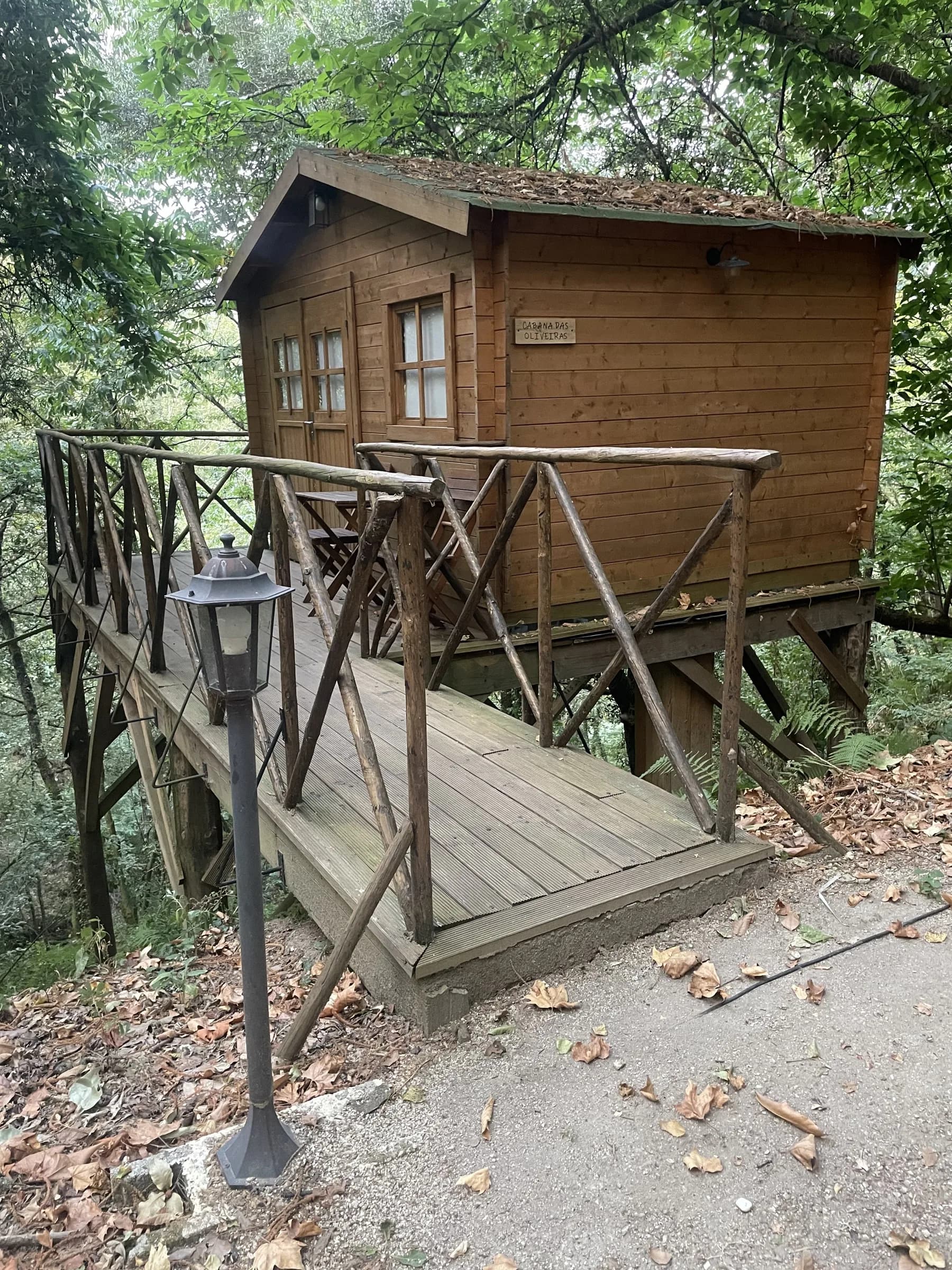 Acesso à cabana pelo passadiço, com candeeiro