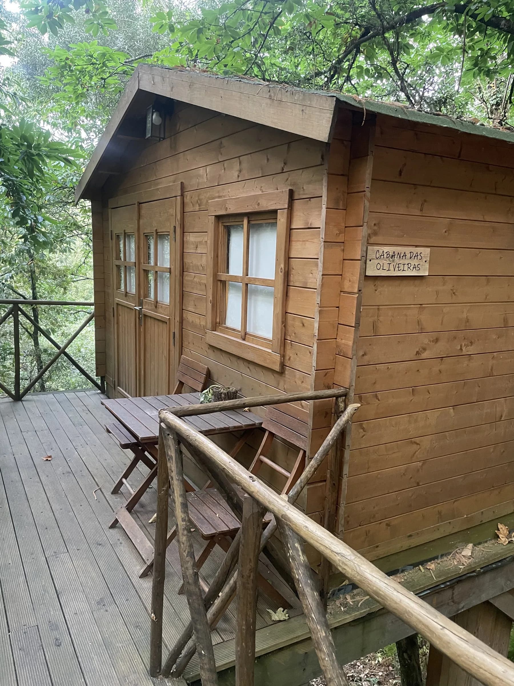 Cabana das Oliveiras, com o terraço de madeira