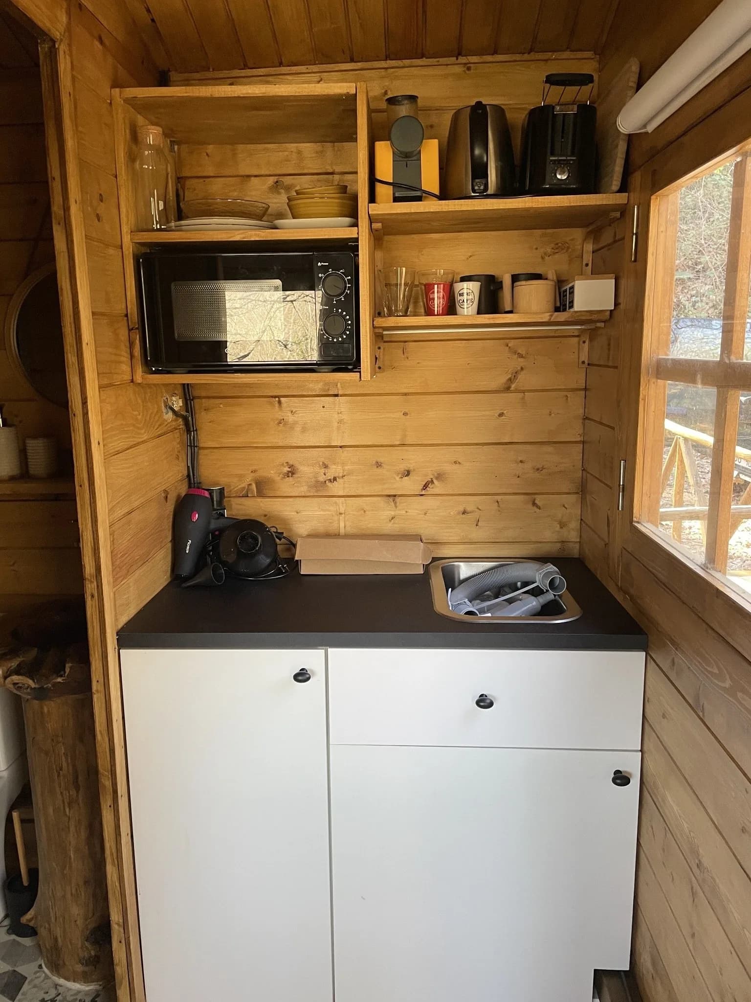 Kitchenette com micro-ondas, torradeira e lava-loiça