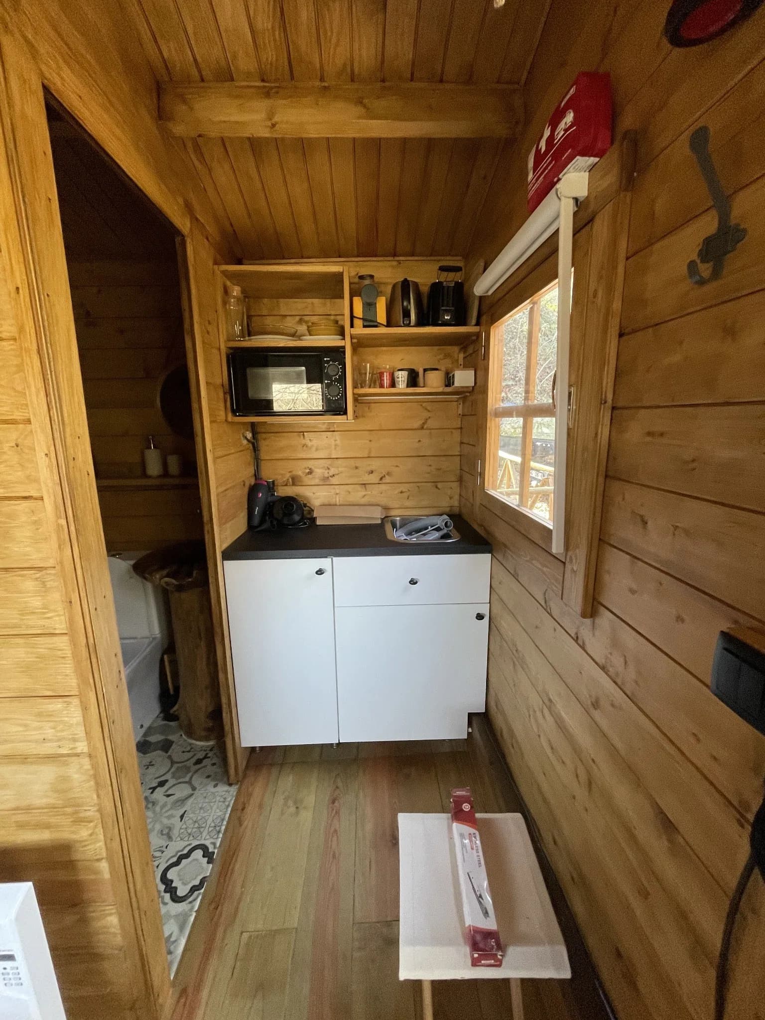 Interior da cabana, com a kitchenette ao fundo